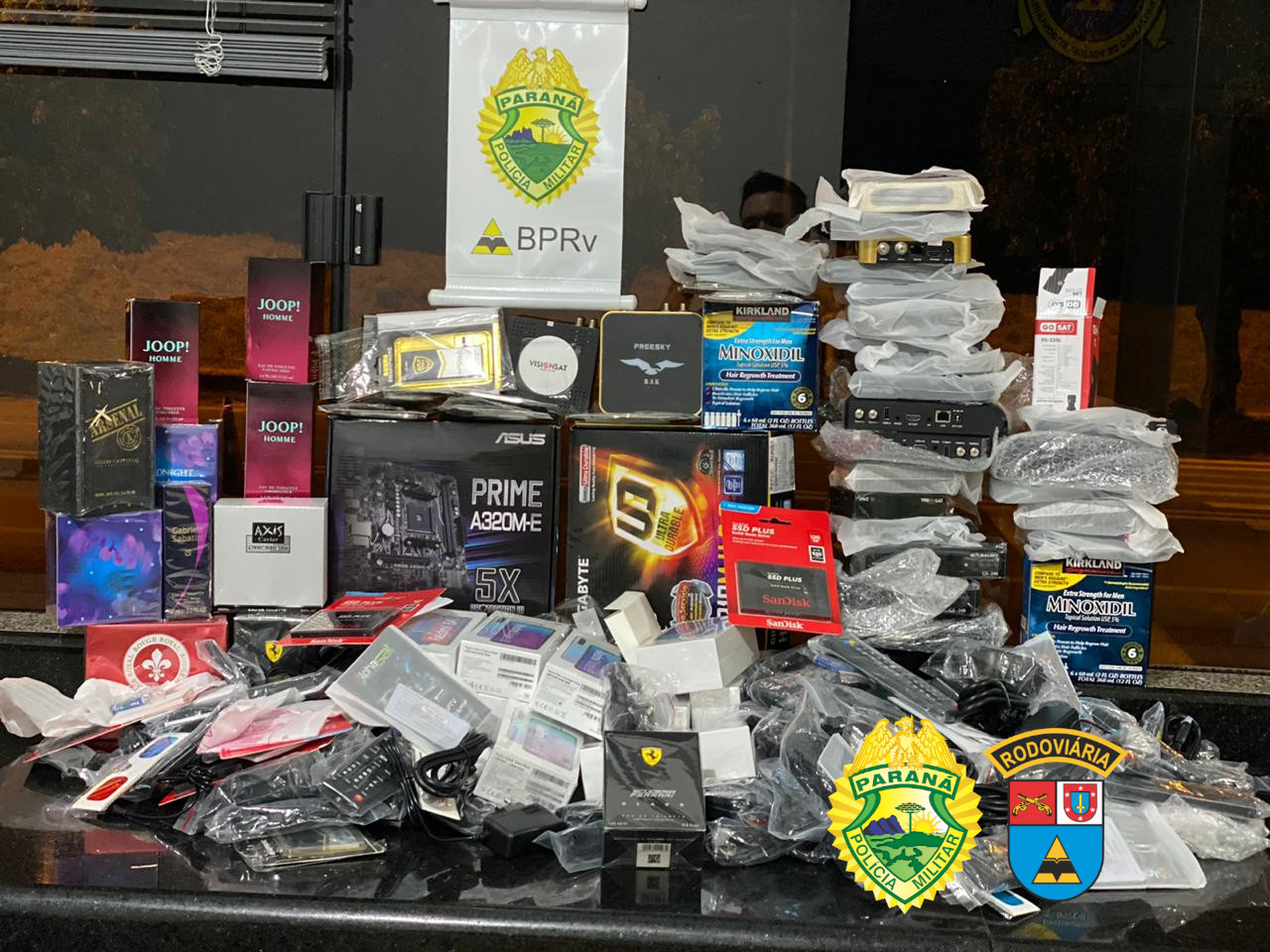 Imagem referente a Em Cruzeiro do Oeste, BPRv apreende mais de R$ 100 mil em produtos contrabandeados