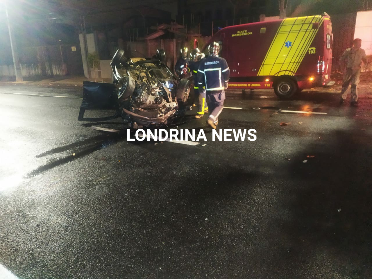 Imagem referente a Motorista é ejetado de carro após colisão contra árvore seguida de capotamento em Londrina