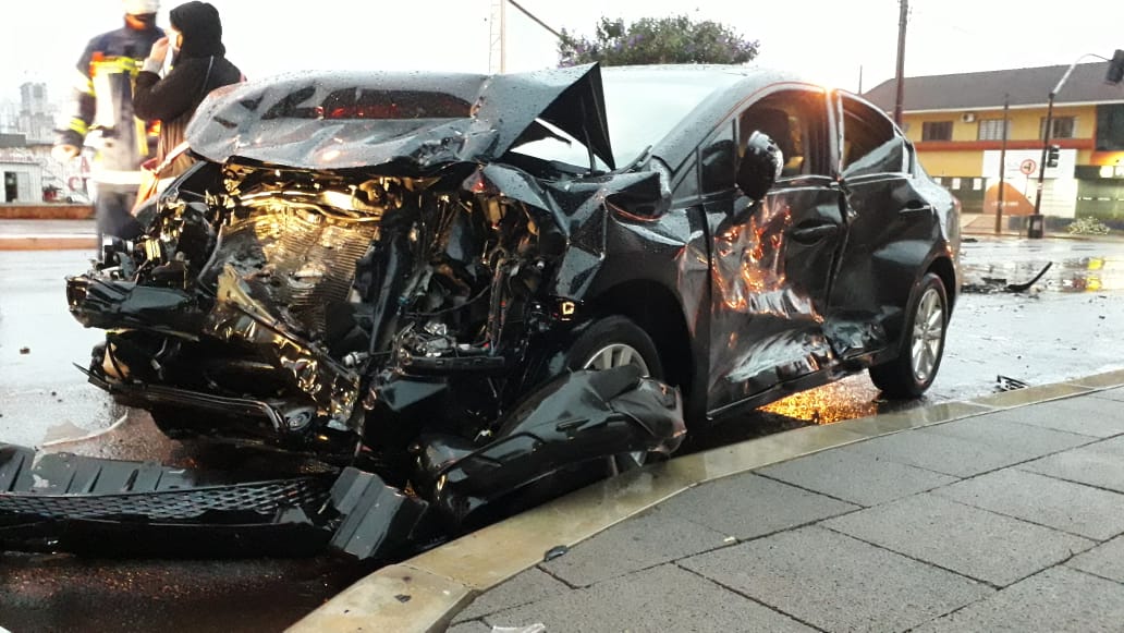 Imagem referente a Carros ficam destruídos em grave acidente no Centro