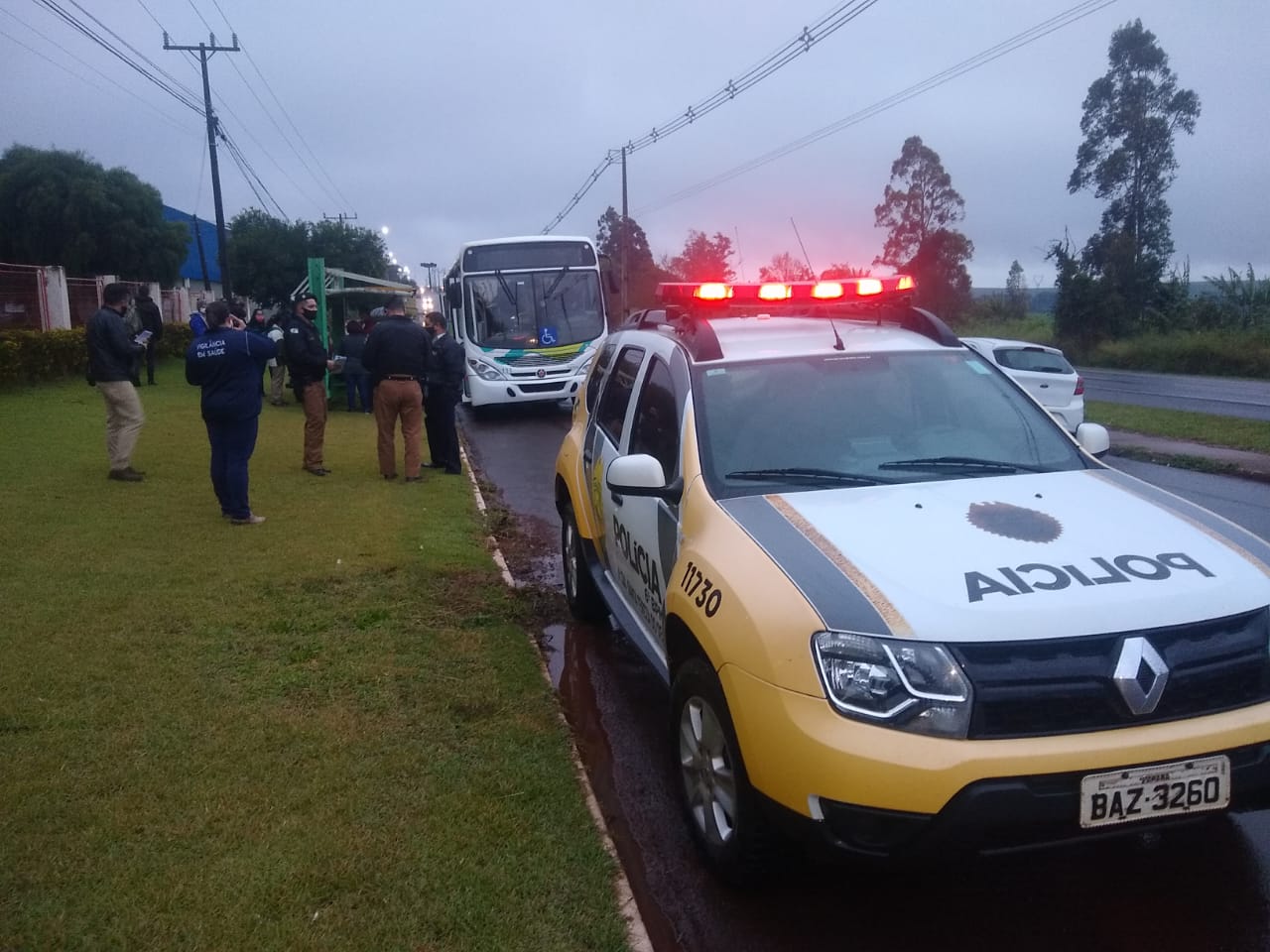 Por conta de superlotação, ônibus de Santa Tereza do Oeste é parado em fiscalização da Polícia Por conta de superlotação, ônibus de Santa Tereza do Oeste é parado em fiscalização da Polícia