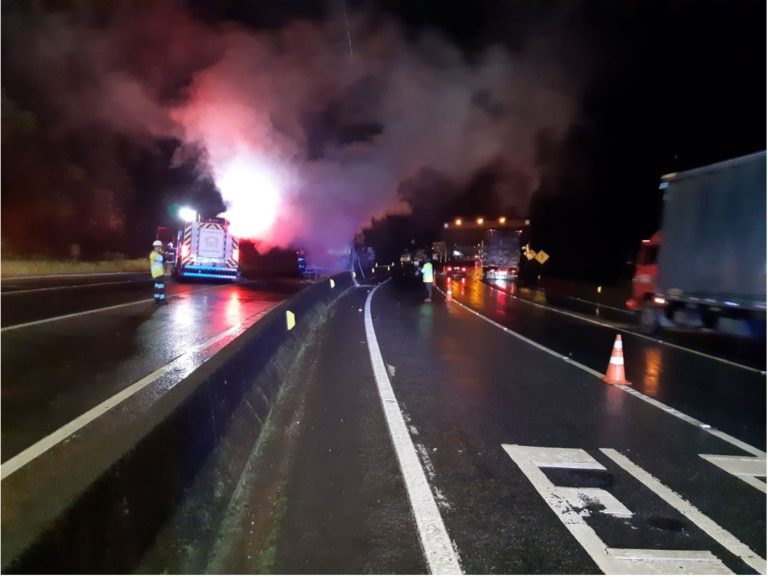 Imagem referente a Caminhão em chamas provoca interdição total em trecho da BR-376, em Guaratuba