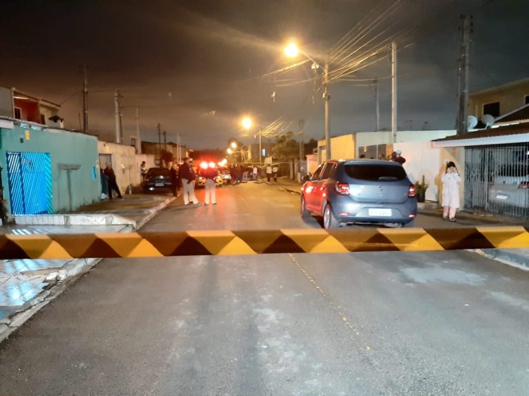 Imagem referente a Instrutor de academia morre após levar facada no pescoço no portão de casa em Curitiba