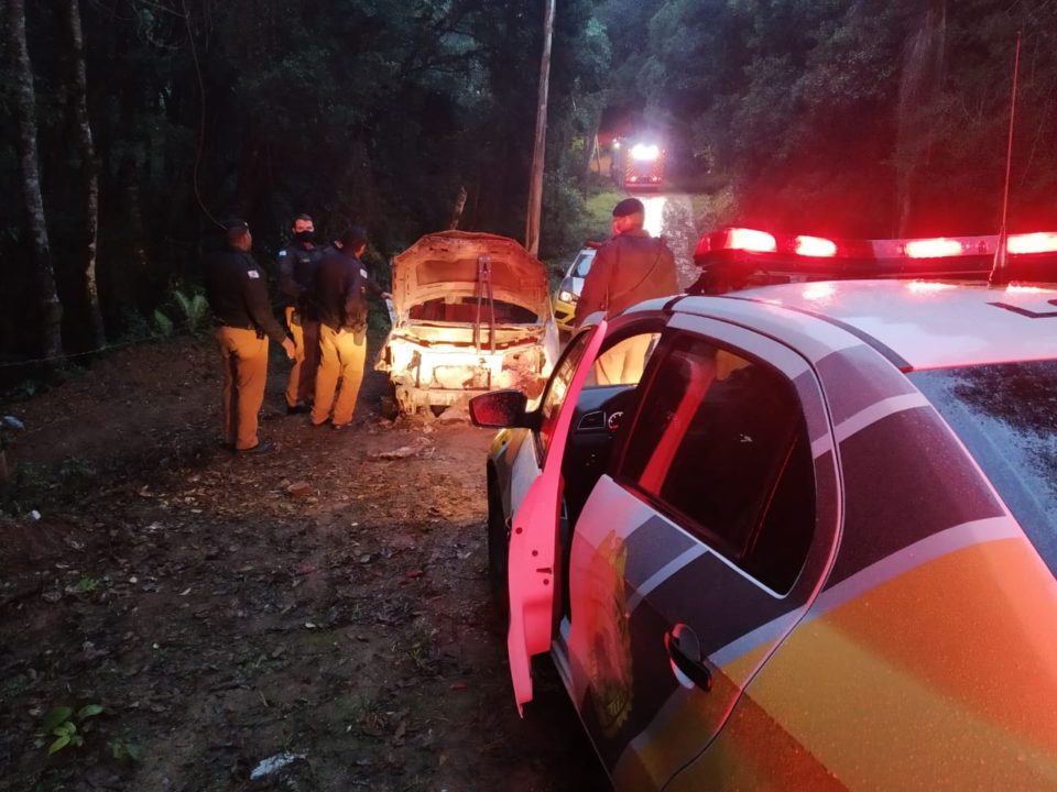 Imagem referente a Curitiba: carro furtado é incendiado em matagal e fica totalmente destruído