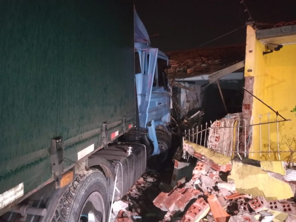 Imagem referente a Motorista se perde na BR-277 e caminhão invade casa na marginal em Curitiba
