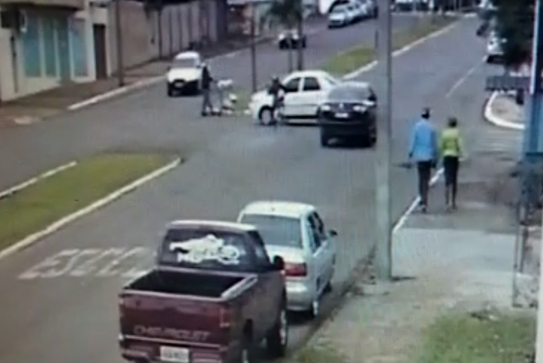 Imagem referente a Avenida Brasil: forte colisão entre carro e moto é flagrada por câmera de segurança