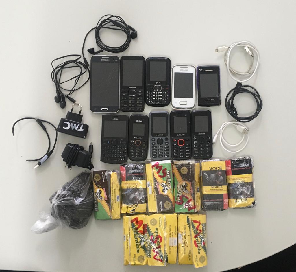 Imagem referente a Agentes da PEC apreendem dez celulares e pacotes de fumo durante a madrugada