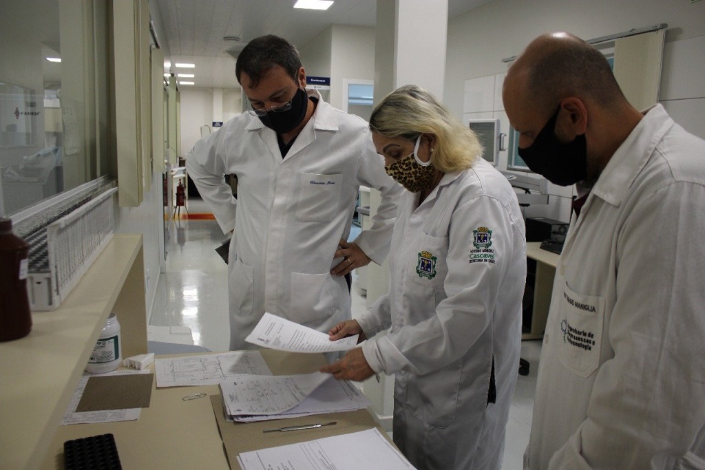Professores da UTFPR de Toledo conhecem Laboratório Central de Cascavel, referência em análise de exames de Covid-19