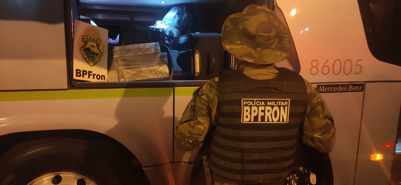 Imagem referente a BPFron apreende 15 kg de maconha durante fiscalização a ônibus em Nova Londrina