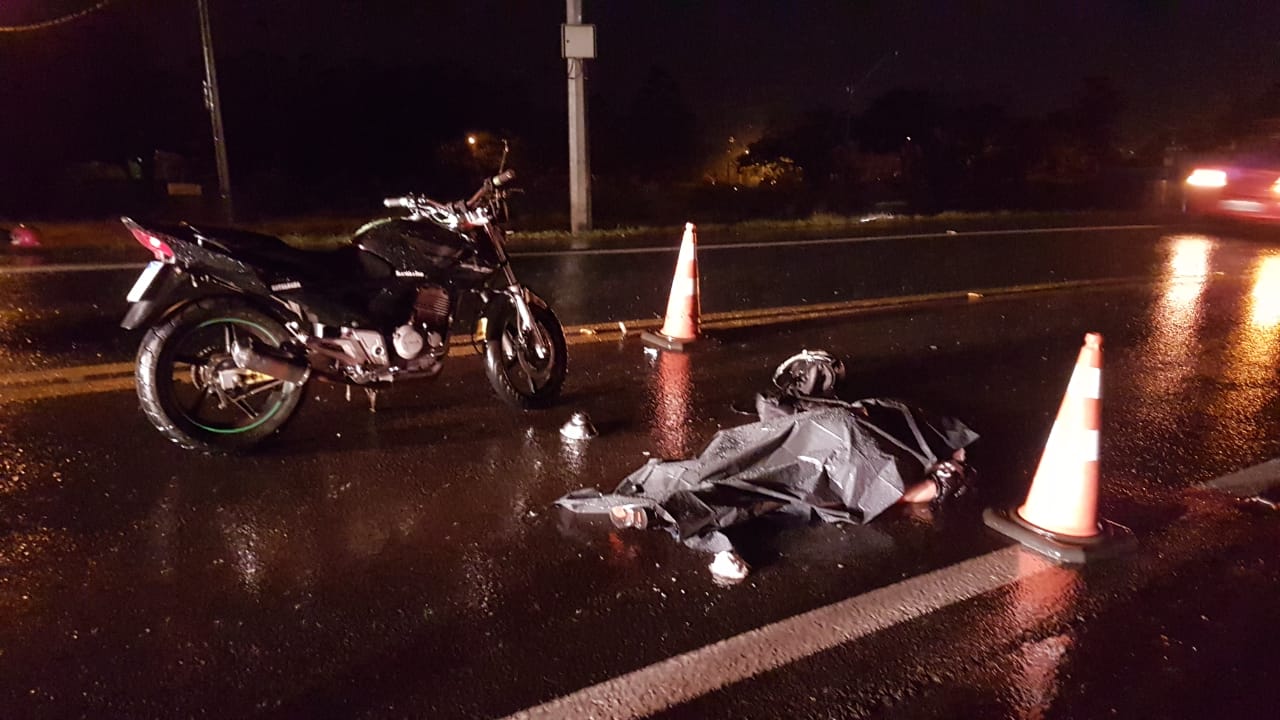 Imagem referente a Após colisão com outra moto, motociclista é jogado contra caminhão e morre na BR-277