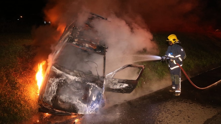 Imagem referente a Veículo sai da pista e pega fogo na Souza Naves, em Ponta Grossa