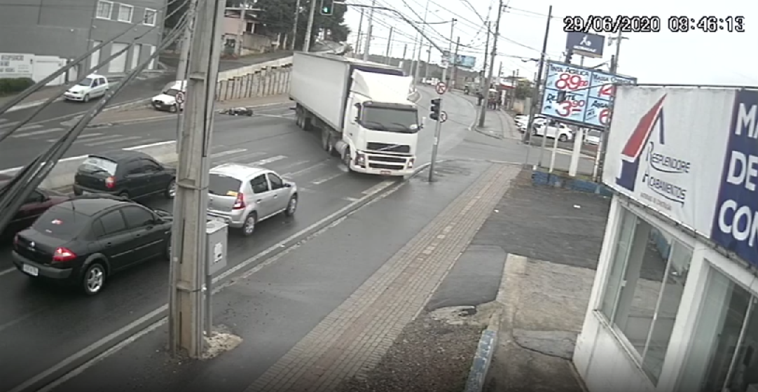 Imagem referente a Motorista perde controle e caminhão bate contra moto e furgão em Piraquara; vídeo