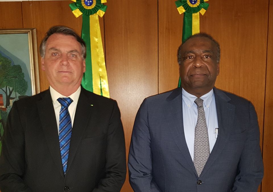 Imagem referente a Bolsonaro elogia Decotelli e diz que ministro está ciente de equívoco