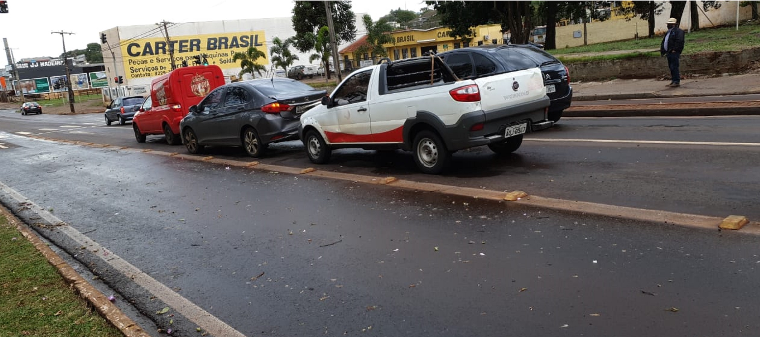 Imagem referente a Engavetamento entre três veículos é registrado na Av. Tancredo Neves