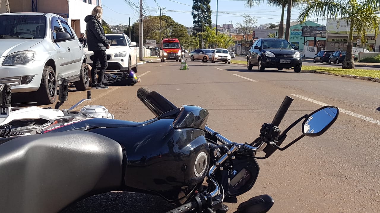 Imagem referente a Motociclista enrosca em fios e sofre queda na Av. Brasil, no Coqueiral
