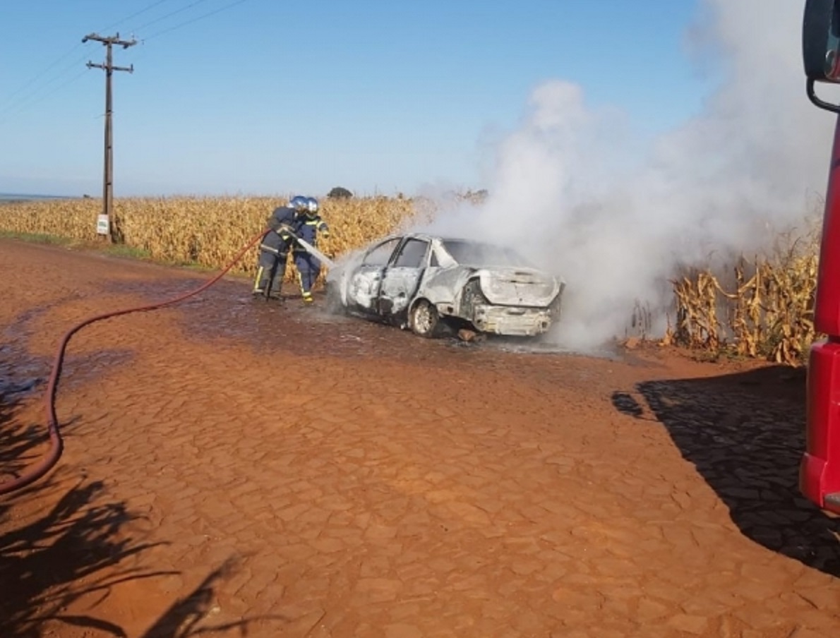 Imagem referente a Veículo pega fogo e fica totalmente destruído no interior de São Miguel do Iguaçu