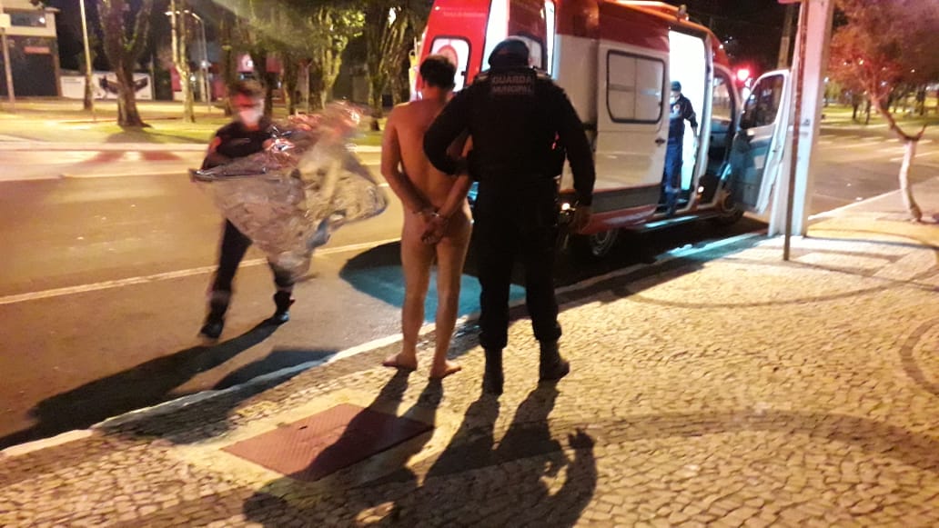 Imagem referente a Homem nu é detido pela Guarda Municipal na Avenida Brasil