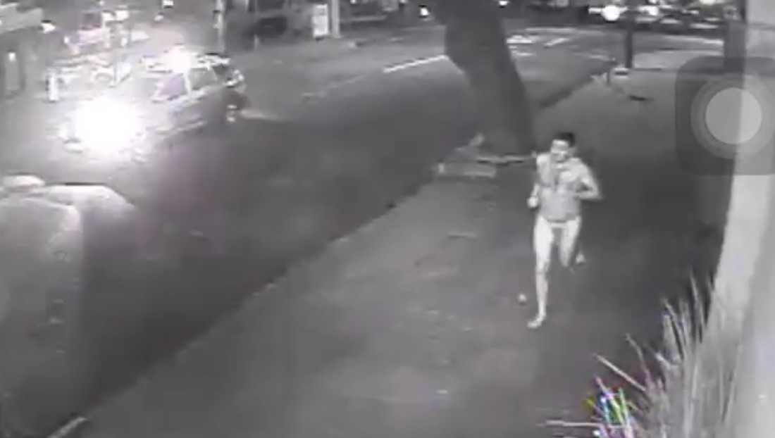 Imagem referente a Homem correndo nu é flagrado por câmera de segurança