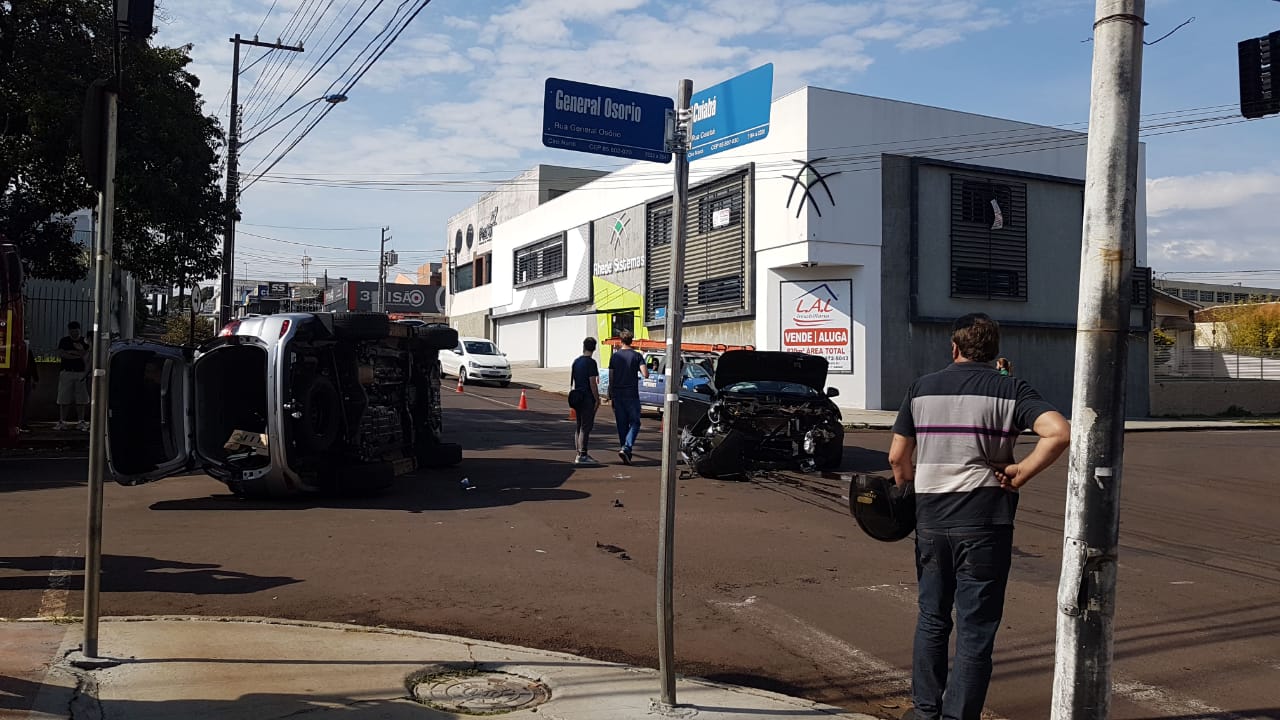 Imagem referente a Carros batem e um deles capota na Rua General Osório