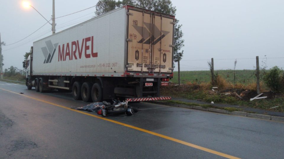 Imagem referente a Motociclista morre ao bater contra carreta em São José dos Pinhais