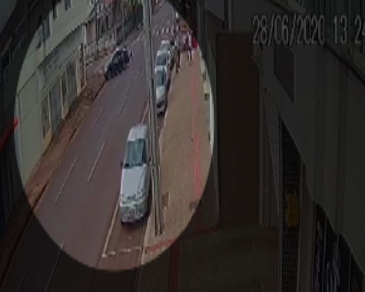 Imagem referente a Forte colisão: acidente entre carro e moto na Rua São Paulo é flagrado por câmera