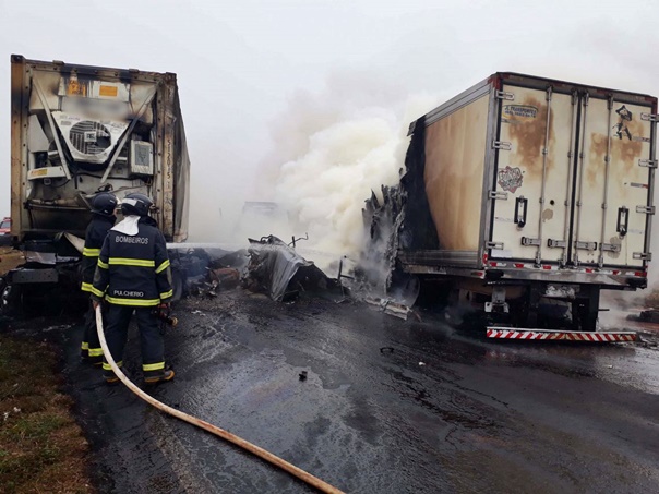 Imagem referente a Três motoristas morrem carbonizados em colisão entre caminhões