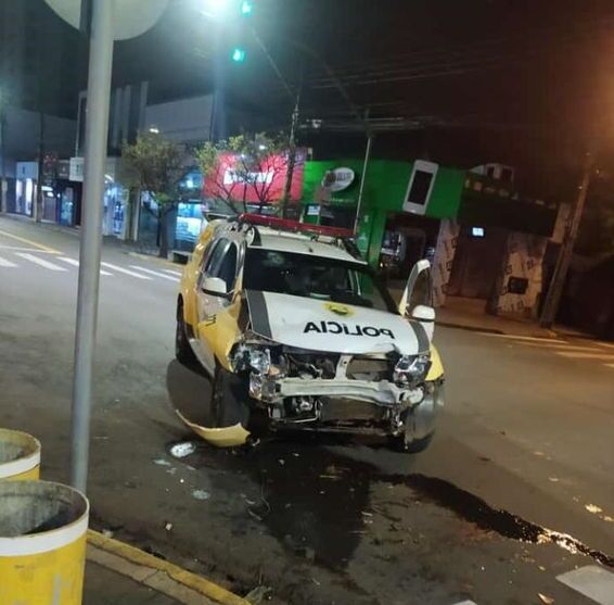 Imagem referente a Viatura da PM de Arapongas se envolve em acidente