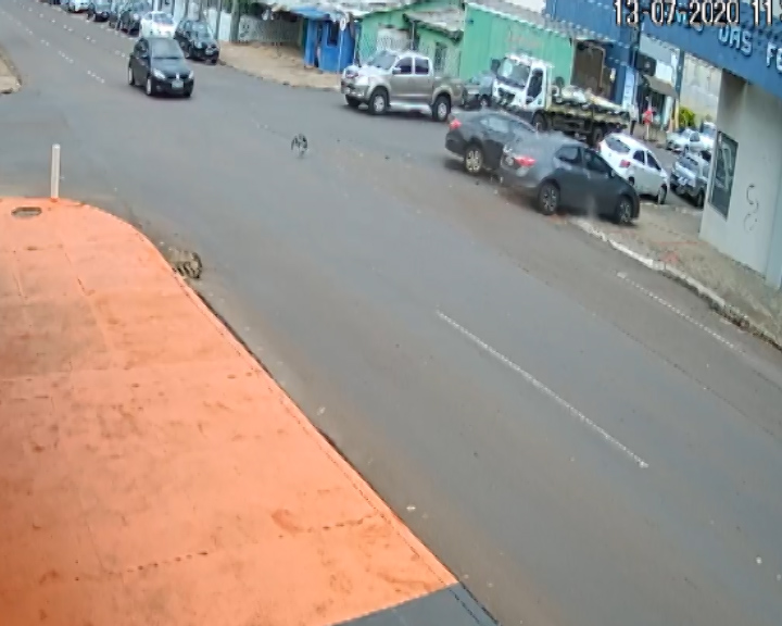 Imagem referente a Veja: câmera mostra forte colisão entre carros no Alto Alegre