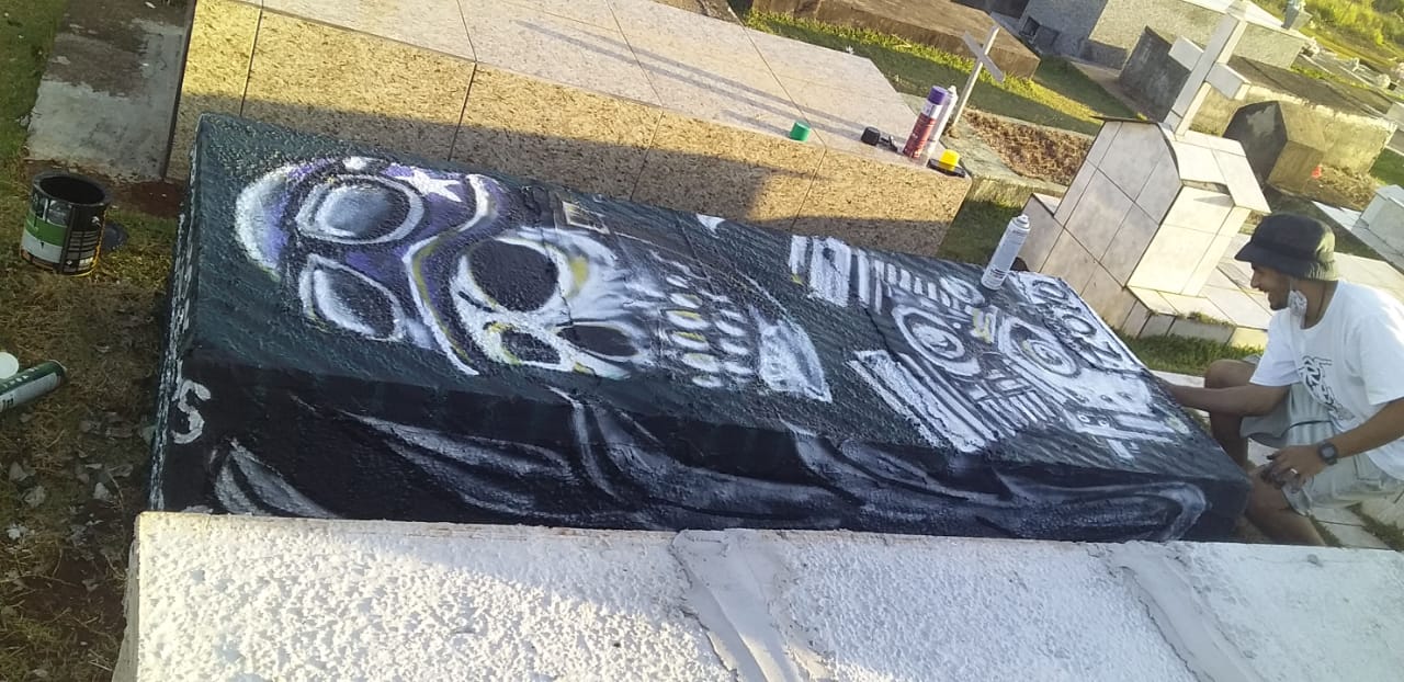 Imagem referente a Com grafite em túmulo, irmãos homenageiam Paulo Cezar Moreira