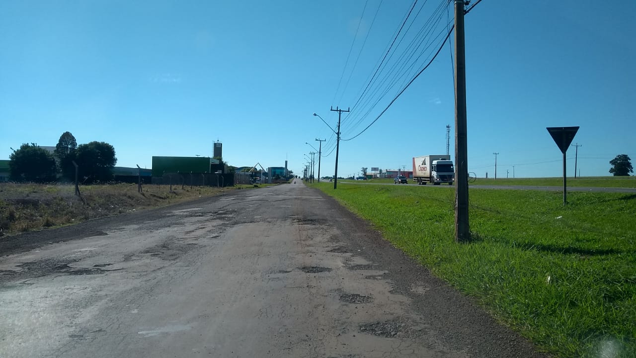 Imagem referente a Internauta solicita manutenção da via marginal da BR-277, na Região do Santos Dumont