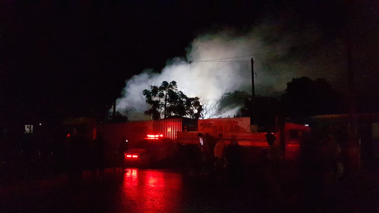 Imagem referente a Após duas horas de combate, incêndio em residências é controlado; Rescaldo com espuma é realizado
