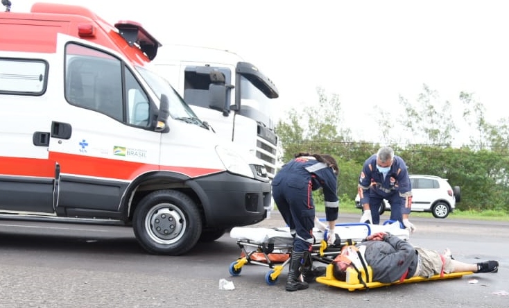 Imagem referente a Motociclista fica ferido após colisão com caminhão na PR-323, em Umuarama