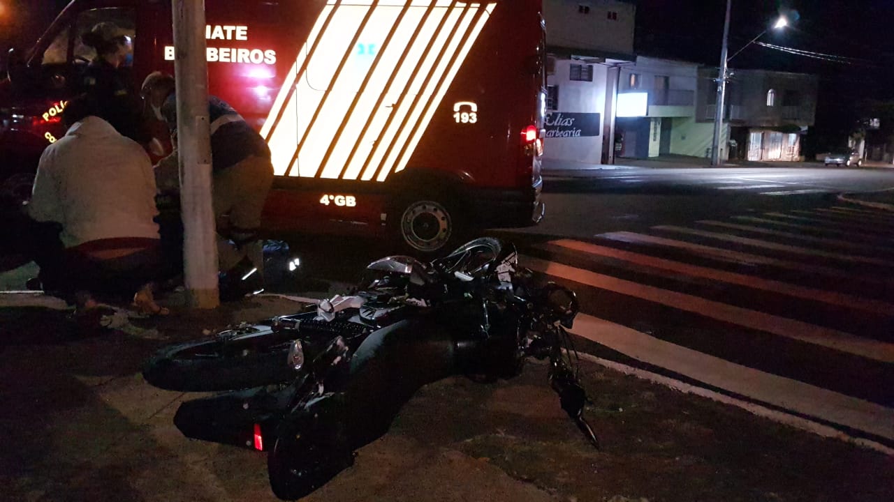 Imagem referente a BMW e moto batem na Rua Jorge Lacerda e motociclista fica ferido