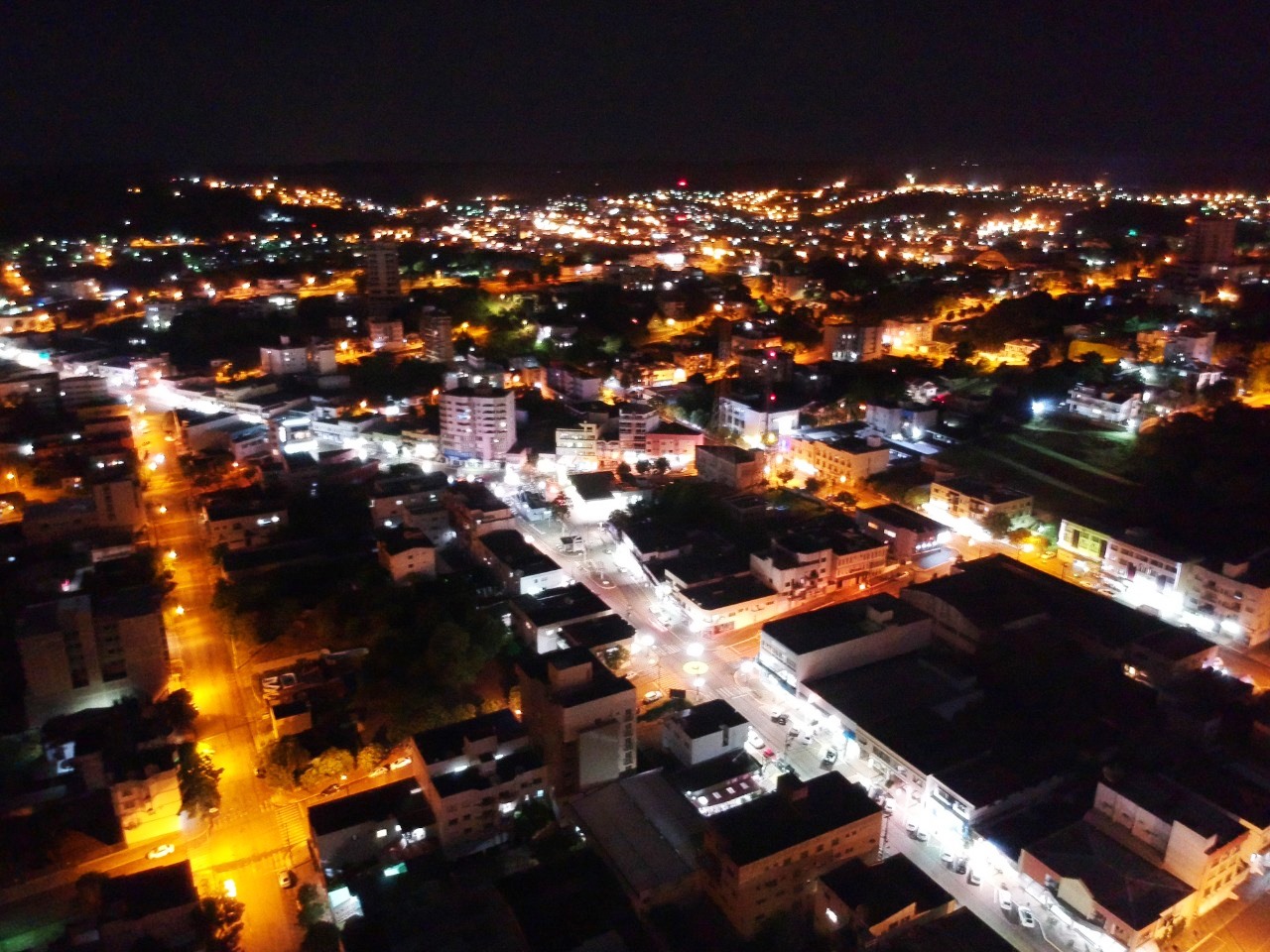 Lâmpadas de led são instaladas em ruas de maior fluxo em Dois Vizinhos