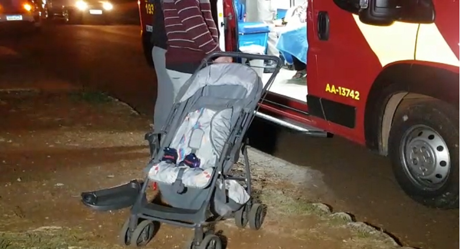 Imagem referente a Criança fica ferida após carro atingir carrinho de bebê