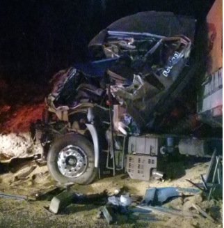 Imagem referente a Colisão entre três caminhões mata uma pessoa e deixa três em estado grave na BR-277