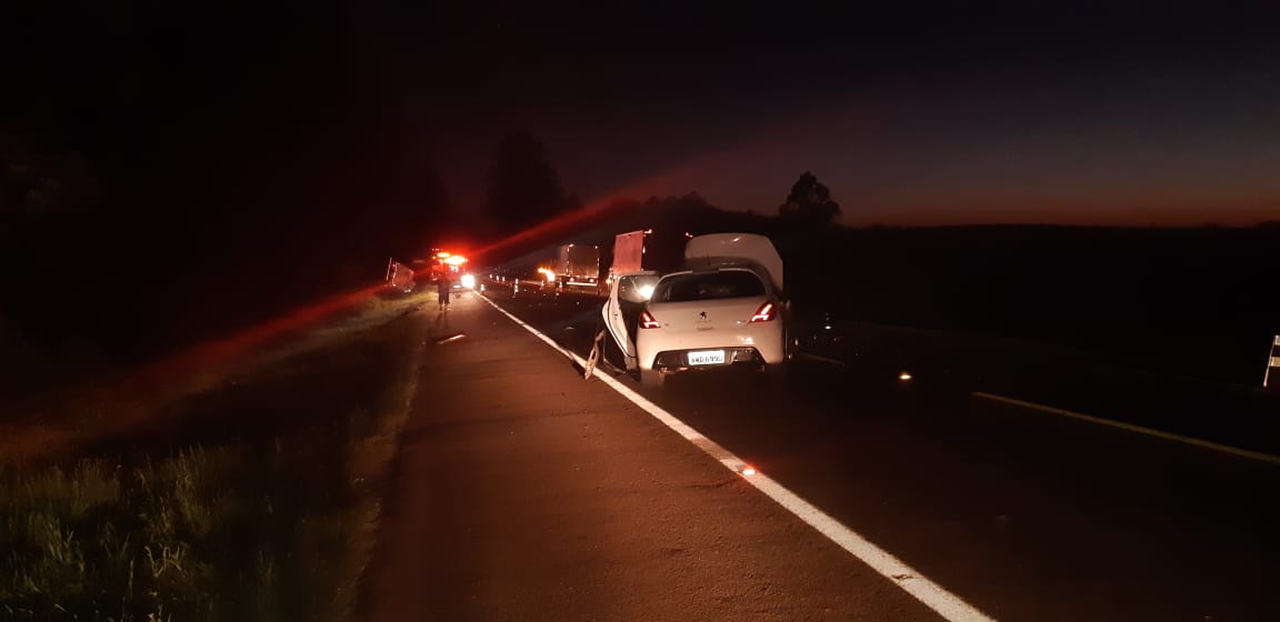 Imagem referente a Colisão frontal entre Peugeot e caminhão é registrada pela PRF em Mamborê