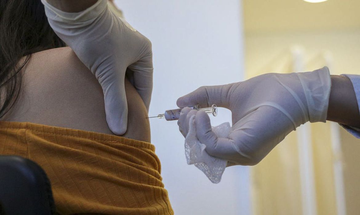 Imagem referente a Brasil tem prioridade no recebimento de vacina russa, diz fundo financiador