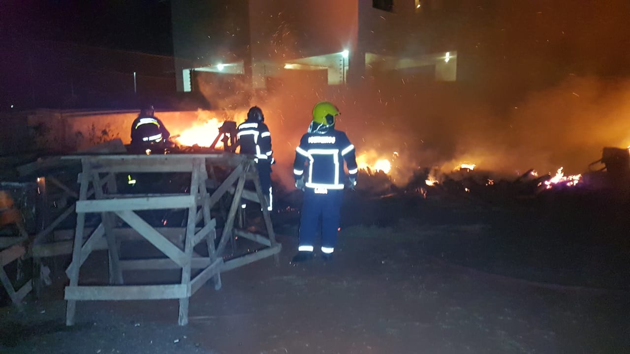 Imagem referente a Bombeiros são mobilizados para conter incêndio no Bairro Santo Inácio