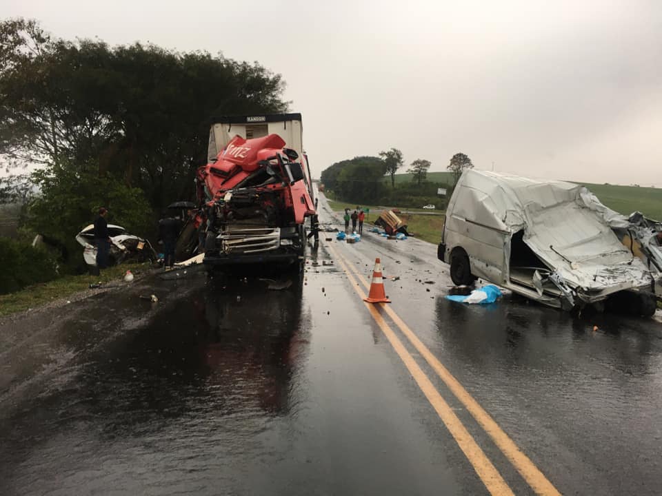 Imagem referente a Grave acidente envolvendo Van e três caminhões deixa dois mortos na PR-182