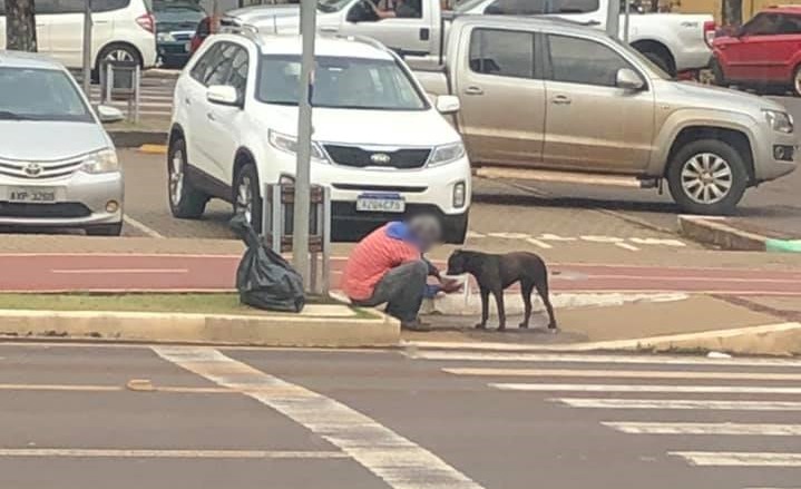 Humildade: morador de rua ganha marmita e a divide com cachorro