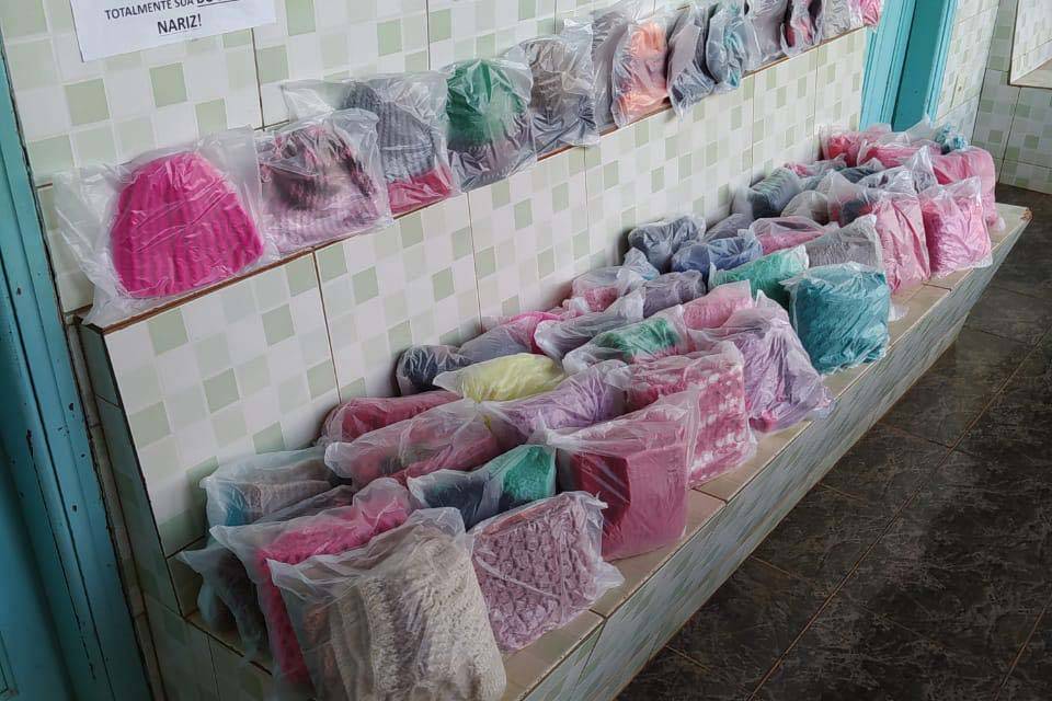 Imagem referente a Presos da cadeia de Andirá confeccionam peças em lã para idosos