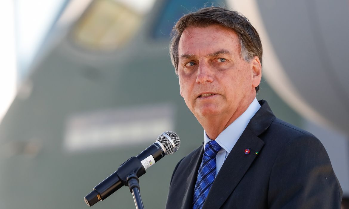 Imagem referente a Bolsonaro recebe ministro Ernesto Araújo e convidados em almoço