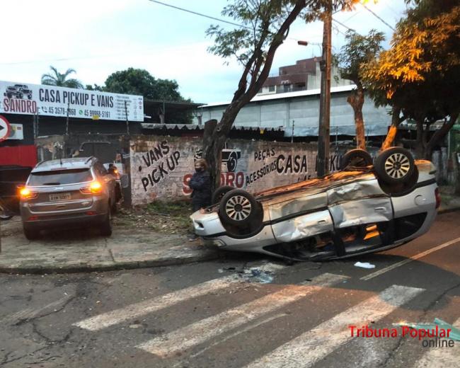 Imagem referente a Veículo Zafira capota após colisão contra Jeep Compass em Foz do Iguaçu