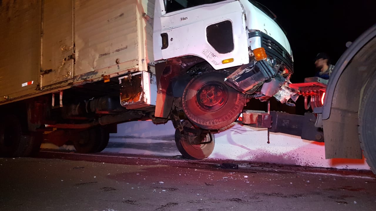 Imagem referente a Caminhão atinge mureta e pedaço de concreto é arremessado em veículo na PRc-467