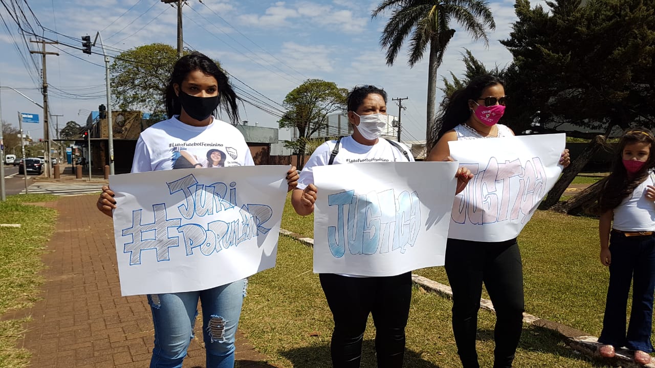 Imagem referente a Antes de audiência no Fórum, familiares de Amanda Prado de Amorim realizam protesto