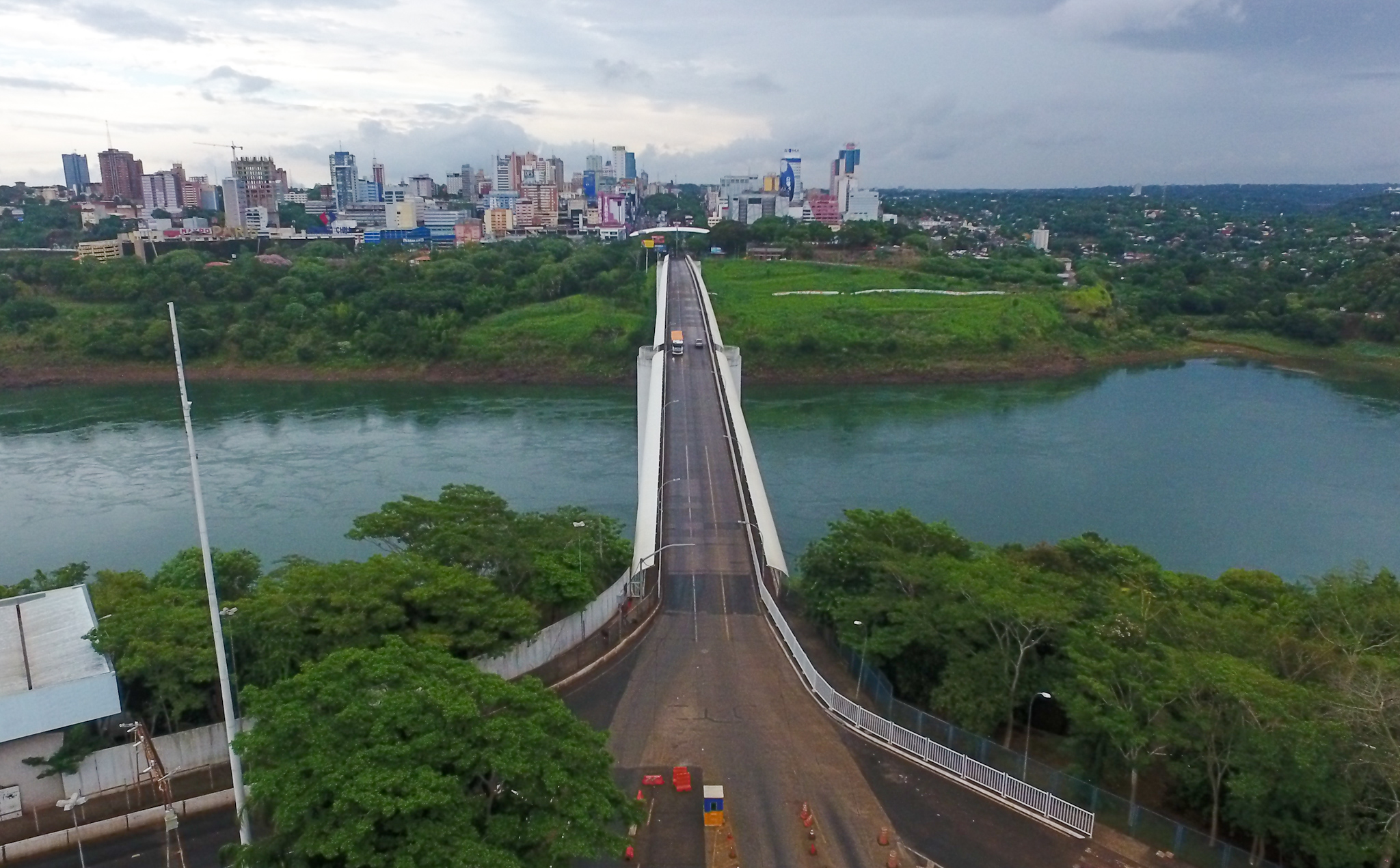 Imagem referente a Após protestos de comerciantes paraguaios, Ponte da Amizade é reaberta