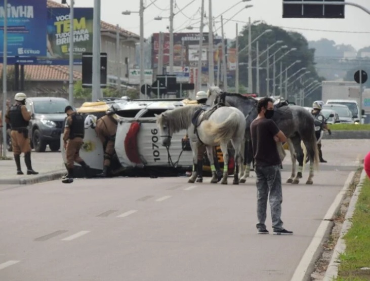 Imagem referente a Veja: Policial Militar perde controle e viatura capota no Tarumã