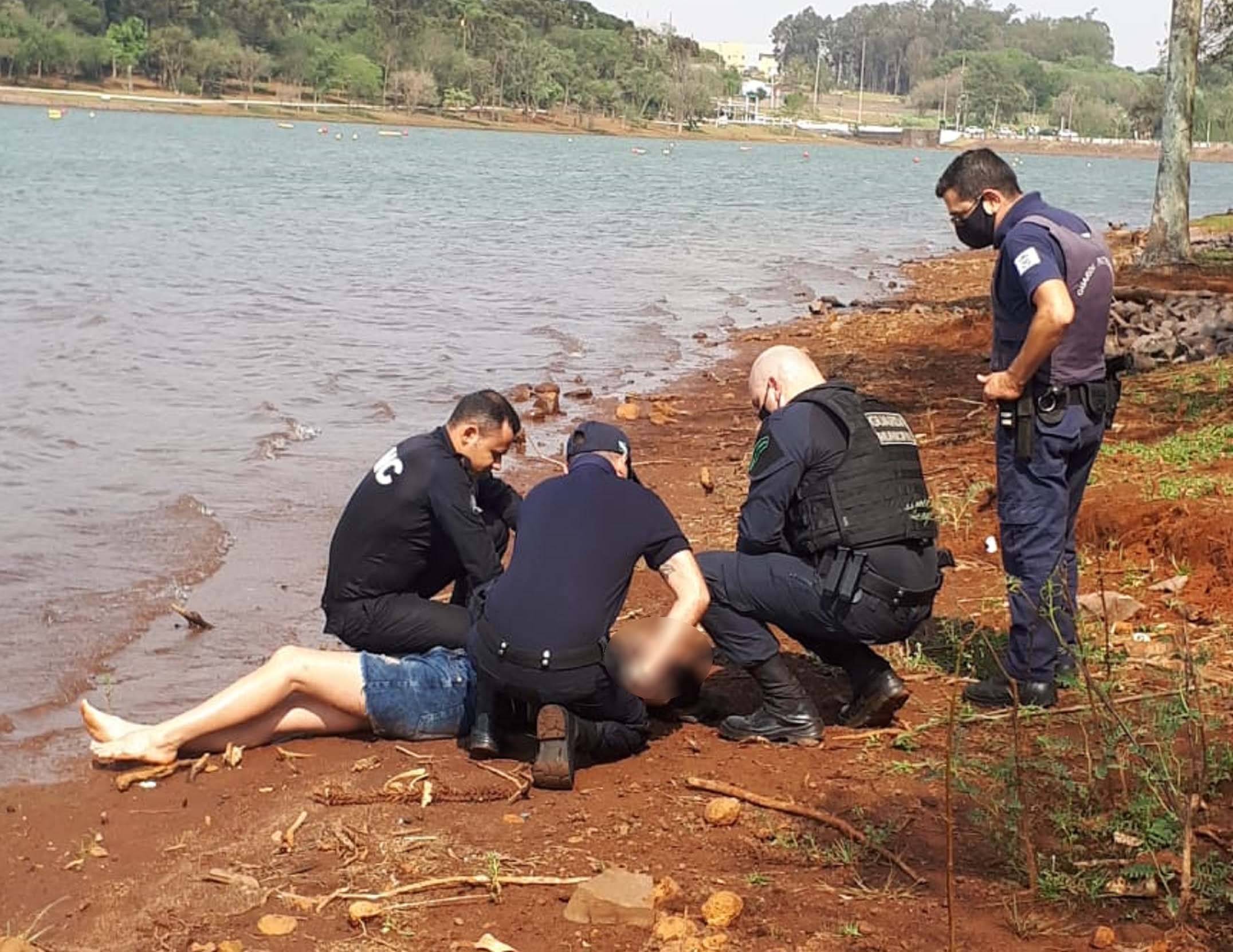 Imagem referente a Com apoio do Samu, equipes das Guardas Patrimonial e Municipal resgatam mulher dentro do Lago