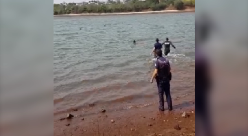 Imagem referente a Vídeo mostra momento em que guardas entram no Lago Municipal para resgatar mulher