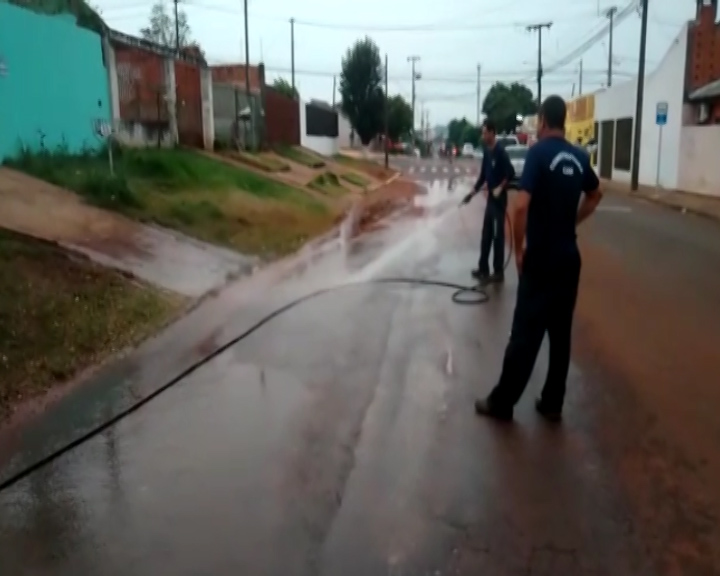 Imagem referente a Com Região Norte sem água, rua é lavada e morador questiona atitude da Sanepar